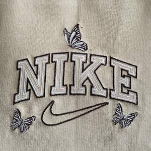 Säljer Nike tröja beige strl L 250 plus frakt 