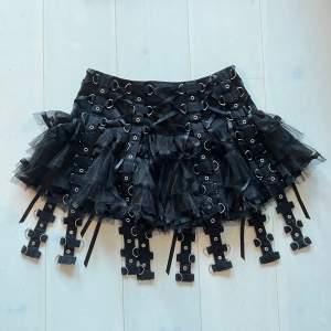 Supersnygg kjol från Hell Bunny! Använd en gång men kan inte längre ha den då den inte passar på mig 😔 Nypris 109.9€