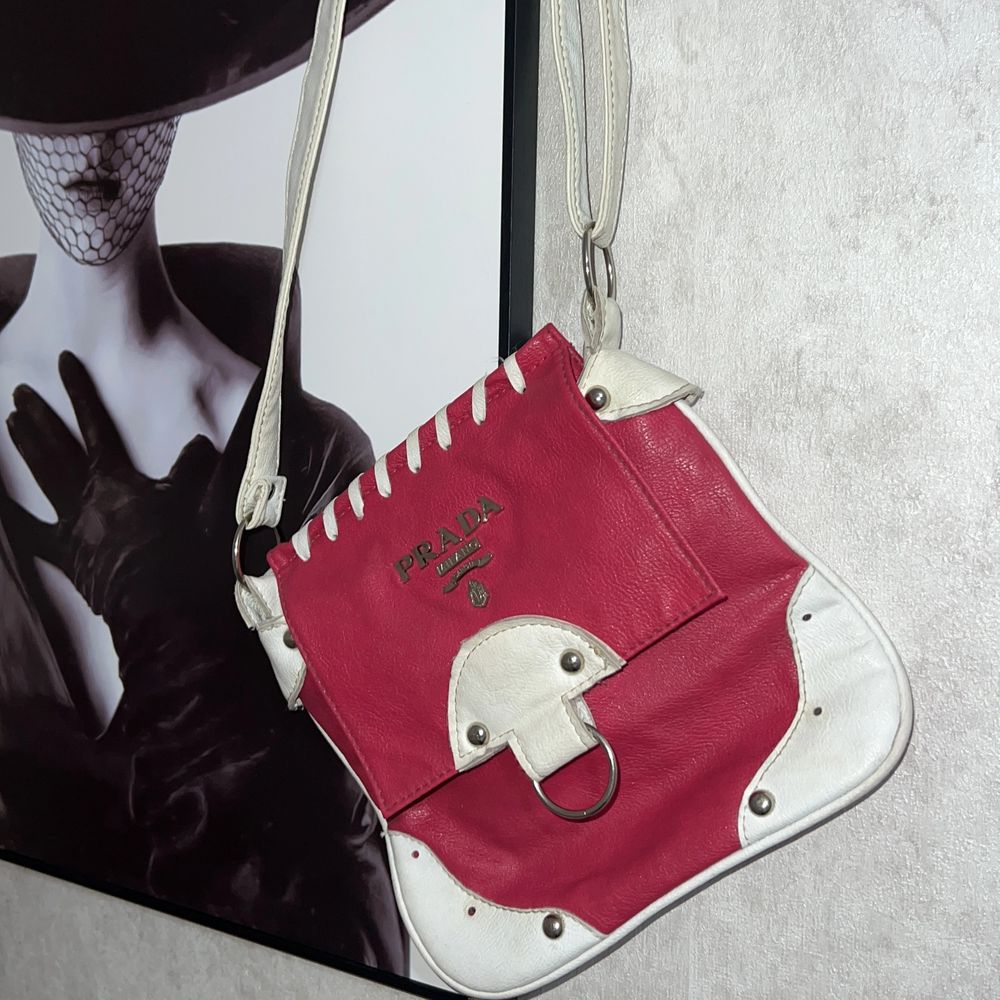 Super snygg vintage Prada väska med silver detaljer. . Väskor.