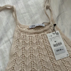 Zara linne - Säljer detta beiga linne i storlek S som är helt slut och inte finns kvar på Zaras hemsida! Helt oanvänt med lappen kvar! På andra bilden ser man passformen i samma linne i blå färg. 🫶🏻