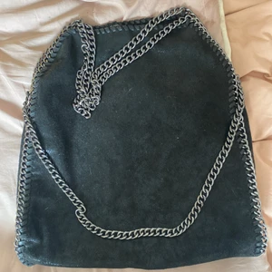 Stella McCartney väska - Jag säljer nu denna superfina Stella McCartney liknade väska i svart som är i nyskick. Har bara använt ett fåtal gånger. Den är superfin och är mycket andvändingsfull. Priset jag säljer den på är 100kr + frakt. Nypris: 369kr 
