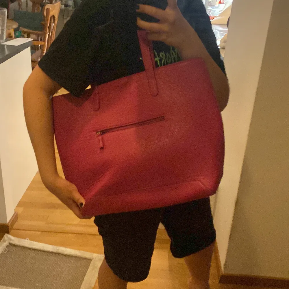 En stor rosa hand väska. Använda enstaka gånger.. Väskor.