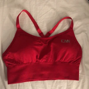 Sportbh  - Sport-bh från Icaniwill i storlek S. Använd endast 2 ggr. Nypris 349kr. Pris 70kr + frakt