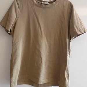 Basic t shirt - Beige t shirt, perfekt basplagg
