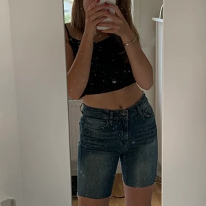 Dobber jeansshorts strl S - Avklippta Dopper-jeans till shorts. Mörk tvättad blå. Helt oanvända. W28 vilket passar mig som har storlek S perfekt. Säljer pga kommer ej till användning💜