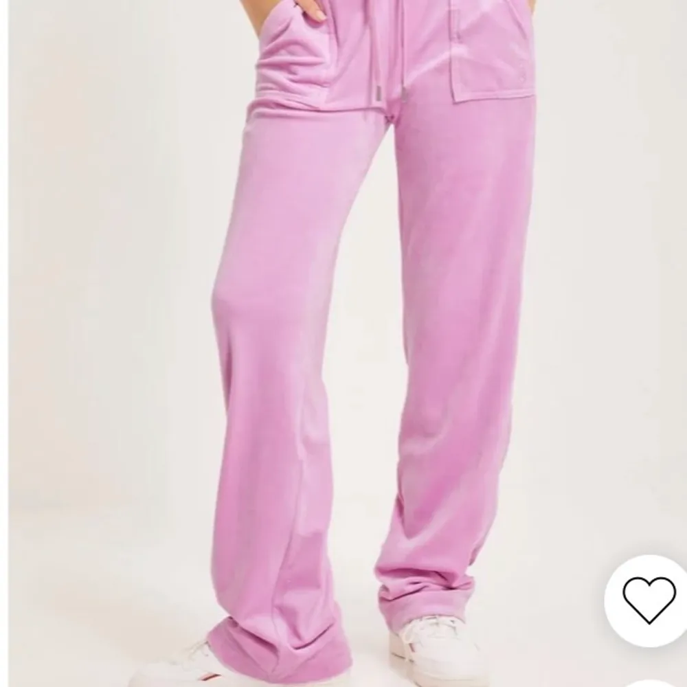 Säljer nu mina rosa juicy couture byxor pga att dom blivit för små för mig. Storlek XS! Fint skick och använda max 5 gånger. Köpt på nelly.com för 999kr 💕 skriv för mer bilder!. Jeans & Byxor.