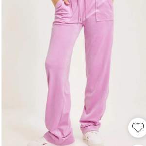 Säljer nu mina rosa juicy couture byxor pga att dom blivit för små för mig. Storlek XS! Fint skick och använda max 5 gånger. Köpt på nelly.com för 999kr 💕 skriv för mer bilder!