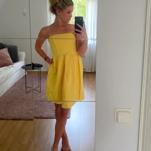 Gul klänning  - Säljer nu min gula korsett klänning då den inte kommer till någon användning. Den är insydd vid midjan så den kan passa ifrån s-m. 