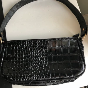 Sommar väska - Säljer nu min älskade väska perfekt till sommaren! Säljer pga att jag har alldeles för många väskor.    Priset går att sänkas vid en snabb affär💕