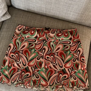 Mönstrad kjol - Jätte fin lågmidjad kjol från Urban outfitters, älskar mönstret men har inte kunnat andvända