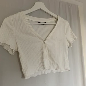 Topp - Vit topp med knappar Fint skick, knappt använd  St s (xs)  (Kan frakta och mötas upp)
