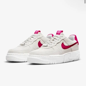 Nike air force 1 sammet strl 36,5 - Säljer ett par helt NYA oanvända med kartong Nike Air force 1 Pixel (sammet material runt skon). Extremt populära och slutsålda i butik. Köptes för 1400kr. 