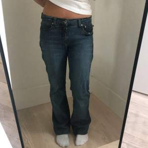 Coola jeans som är lite smått insydda så att de ska vara mer figurformade. Frakten ingår i priset, kontakta mig gärna vid frågor!💕