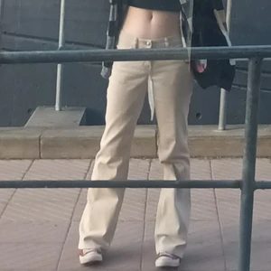 Low waisted jeans  - Säljer dessa lowwaisted jeans. Bara använda en gång eftersom storleken inte passar mig, annars jättesnygga💕 150+ frakt.