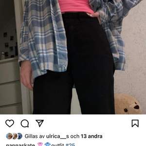 Svarta dickies byxor, som är välanvänd men ett otroligt bra sick fortfarande. Säljer dem för dem har blivit försmå,dem är som nya det enda är nog att färgen är inte lika stark 