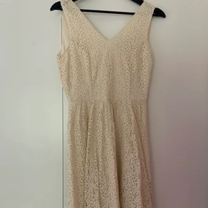 Sommarklänning  - Fin vit sommarklänning med knappar i ryggen. Från Vero Moda. Storlek S  Möts upp eller står du som köpare för frakten 😋