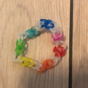 Armband  - Jag säljer armband som är gjorda av loombands,kontakta mig om ni är intresserade. Färg/mönster och storlek får ni själva bestämma!💞frakten kostar 14