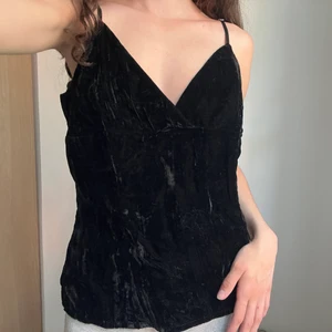 svart topp - assnygg topp som tyvärr är för stor. Det står ingen storlek men skulle gissa S-M.