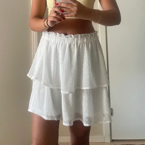 Kjol  - Jättefin vit volang-kjol i prickigt mönster från H&M! Inköpt förra sommaren, storlek M men passar S/M💗