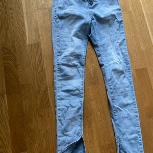 Fina ljusblåa slitsade jeans ifrån Shein  - Ljusblåa jeans ifrån shein med slits på  slutet. Dom är insydda vid midjan där bak, men passar fortfarande strl S