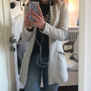Grå kapp - zara - Så fin grå kappa från zara! Storlek XS. Innertyget har tyvärr gått sönder men utanpå är den i superfint skick. Hör av er för fler bilder eller vid frågor!❤️