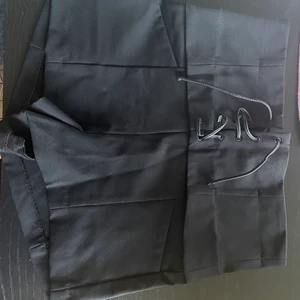 Shorts från Zara - Så coola shorts från zara! Knyt-detalj framtill. Helt oanvända. Hör av er för fler bilder eller vid frågor❤️