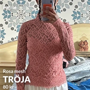 Tröja - Rosa tröja köpt för år sedan men bara använd en gång, storlek XS, kan användas utan bh då det finns extra lager på Insidan😇