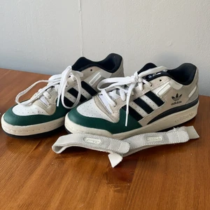 Adidas forum low - Adidas forum skor low med gröna snygga detaljer. nästintill oanvända. Kardborreband följer med.