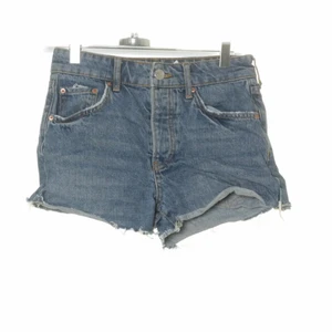 jeansshorts! - snygga jeansshorts jag köpte från sellpy som tyvärr va lite för små för mig! storlek 34 och helt perfekta ❤️😍