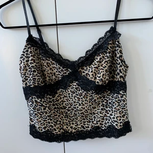 Leopard linne - Topp med leopardmönster från shein. Justerbara band. 25kr + frakt(15kr) 💞💞