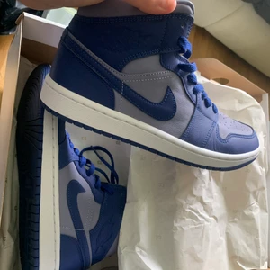 Jorden skor  - Säljer ett par jorden skor sprillans nya ❤️helt oanvända o säljer för att dom är tajta att få på o små i storlek 