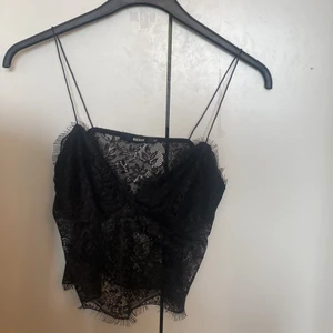 Spetstopp - Säljer denna spetstopp i storlek xs, passar även S. Säljer via swish (inte via köp nu) så kontakta mig först så får du GRATIS FRAKT och betalar endast 60kr. 🥰