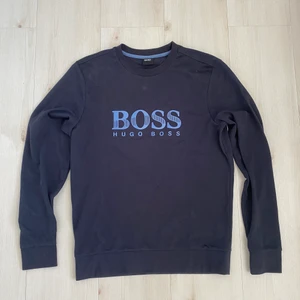 Hugo Boss tröja - Säljer en Hugo Boss tröja! Den är i bra skick och använd ett fåtal gånger. Säljer pga att den inte kommer till användning längre. Köparen står för frakten! 
