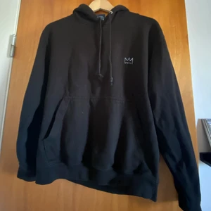 hov1 hoodie - säljer min hov1 hoodie som inte kommer till användning längre! Köptes på en konsert för 600kr