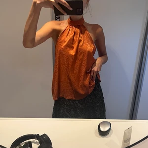 Halterneck topp - Såååå snygg halterneck/festtopp.  Köpt på Plick förra sommaren, men har tyvärr blivit lite för stor för mig😢  Använd några gånger av mig, inga defekter!  Storlek 38