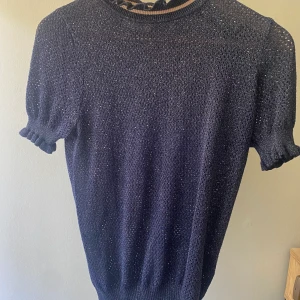 Tröja neo noir strl XS - Jättefin neo noir tröja. Mörkblå med glittrig touch. Använd få gånger. Nypris 800 kr.