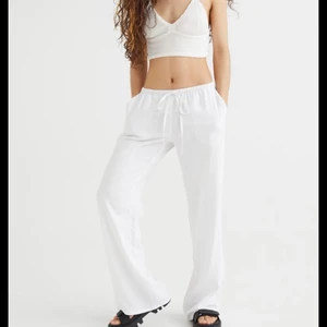 Linnebyxor H&M - Säljer mina linnebyxor ifrån H&M. Aldrig använda. De är i storlek S och är lågmidjade. Sitter superfint och är jätte sköna. Perfekt till sommaren. Skriv privat om ni vill ha fler bilden eller har några frågor! Buda minst 10 kronor över de förra budet:) Köparen står för frakten!