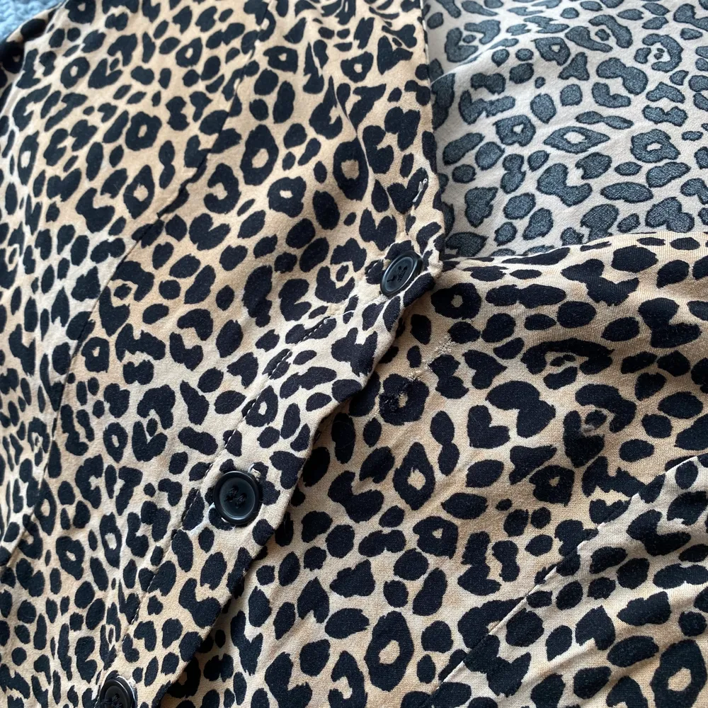 Superskön tunn leopardklänning från hm i storlek 36 som tyvärr har blivit för liten för mig. Klänningar.
