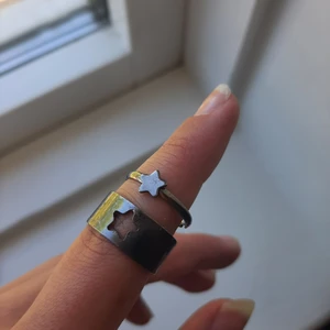 Matchande Ringar Stjärna - 2 st ringar. Spårbar frakt 29 kr eller ej spårbar frakt 13 kr. Justerbar 