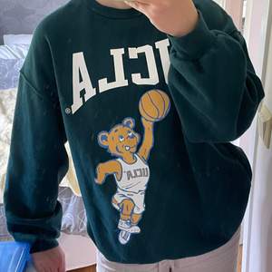Jättefin UCLA sweatshirt från H&M, använd fåtal gånger så väldigt fint skick. Storlek M men passar mindre om man vill ha den oversized! Hör av dig vid frågor! 💛