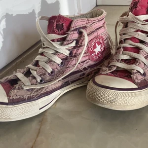 Rosa converse  - Rosa converse i en sliten och trasig stil.  Använda fåtal gånger  Storlek 35, men skulle nog även passa 36.  Frakt tillkommer  Hör av er vid intresse!! 