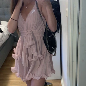 Söt klänning - jättesöt och fin klänning från hellomolly! har knytning i midjan och massa fina ”volanger” använd fåtalet gånger, använder inte längre, köptes för 945kr, har inga defekter men säljer den billigt för att bli av med den!