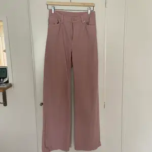 rosa vida jeans från monki, modell yoko (nypris: 400kr) knappt använda