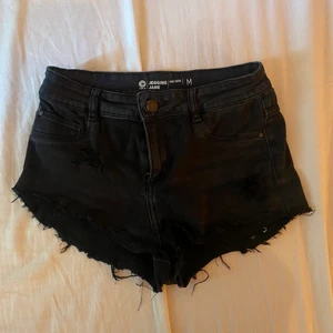 Shorts - Ett par svarta shorts, lågmidjade men går att dra upp lite om man är obekväm i lågmidjat🫶 frakten betalas av den som köper plagget📦