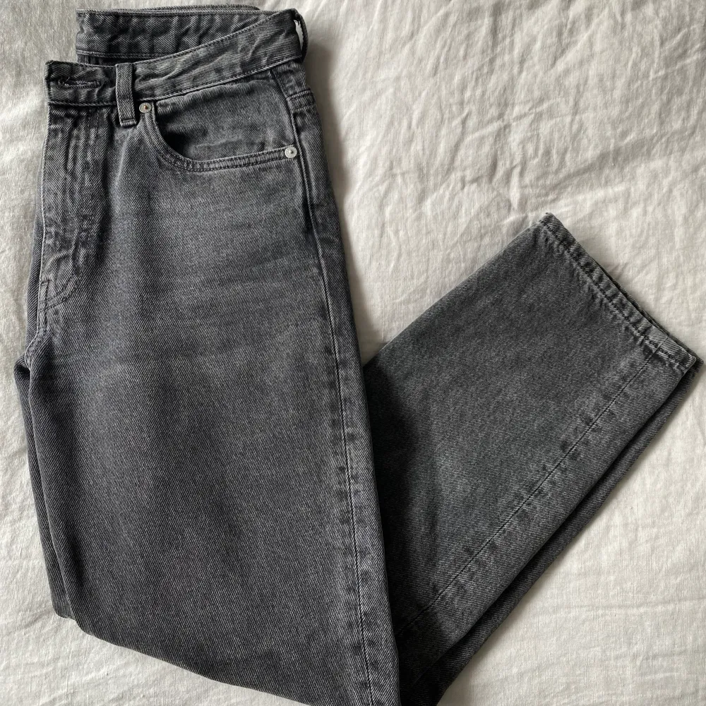 Midwaist momjeans från arket i jättesnygg mörkgrå tvätt! 🥰 jag är 167 cm och de är stl 26 i midjan, har normalt S eller 34/36 i jeans.. Jeans & Byxor.