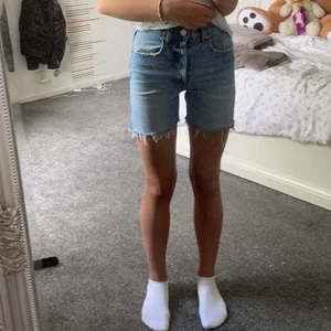 Jeansshorts  - Säljer ett par jeans shorts som jag klippt från ett par zara jeans. Dom är högmidjade och super fina till sommaren. Köparen står för frakten.