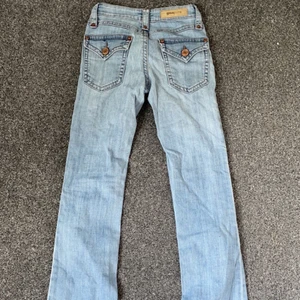 Lågmidjade jeans - Säljer dessa lågmidjade jeans från Gina. Det är en gammal modell som jag köpt begagnat. Dom är för små för mig men passar i längden. 