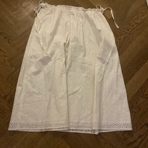 & other stories kjol lågmidjad  - Vit kjol frpn & other stories, Inga defekter och går att knyta i midjan tightare, köpt för 600kr säljs för 100kr😊