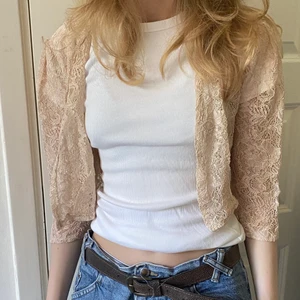 Kofta - Ljusrosa/beige kofta som skulle passa perfekt med en klänning eller ett linne!  Jag möts upp och fraktar!!