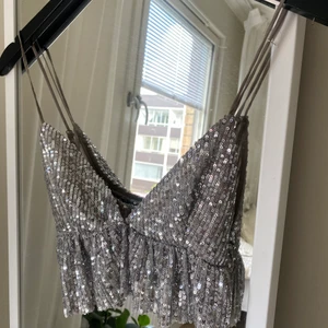 Glittrig topp - Säljer denna glitter toppen då den tyvärr är för liten 😭😭 men sååå himla fin!! Köpt på plick men i fint skick då jag itne fått användning för den, den har även justerbara band💖💖